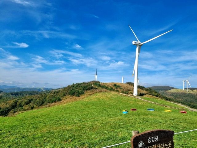 하늘과 맞닿아 있는 풍차마을☁️🏞