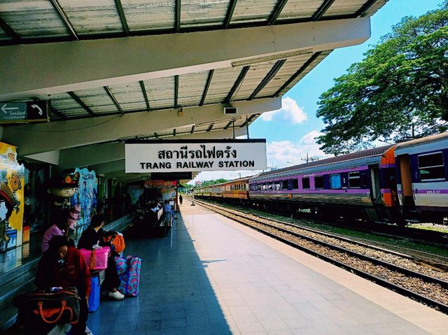 泰國董裡標誌性建築景點:董裡火車站，適合慢節奏旅行拍照📸
