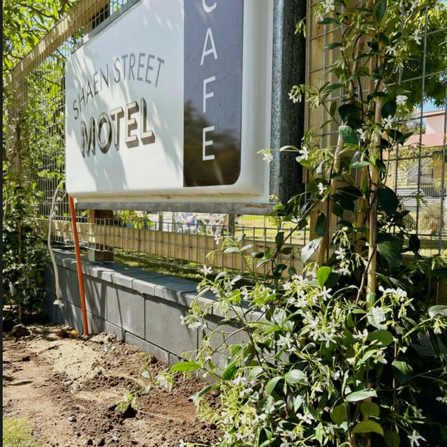 Retro Comfort at Shaen Street Motel Cafe