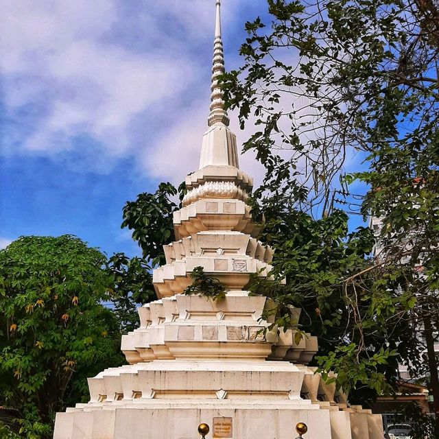 สักการะขอพรพระพุทธฉาย ณ วัดขี้เหล็ก