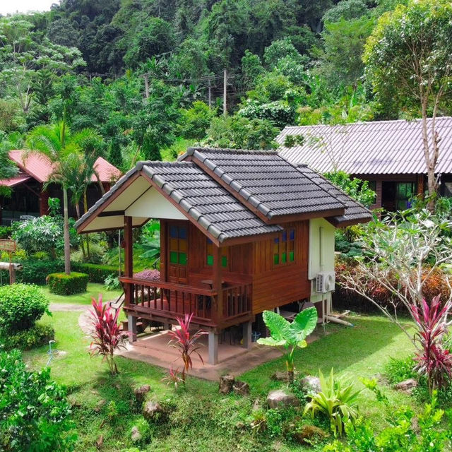 ที่พักริมลำธาร นอนฟังสายน้ำ🌧️ สายฝน ที่ ไทรวารี 