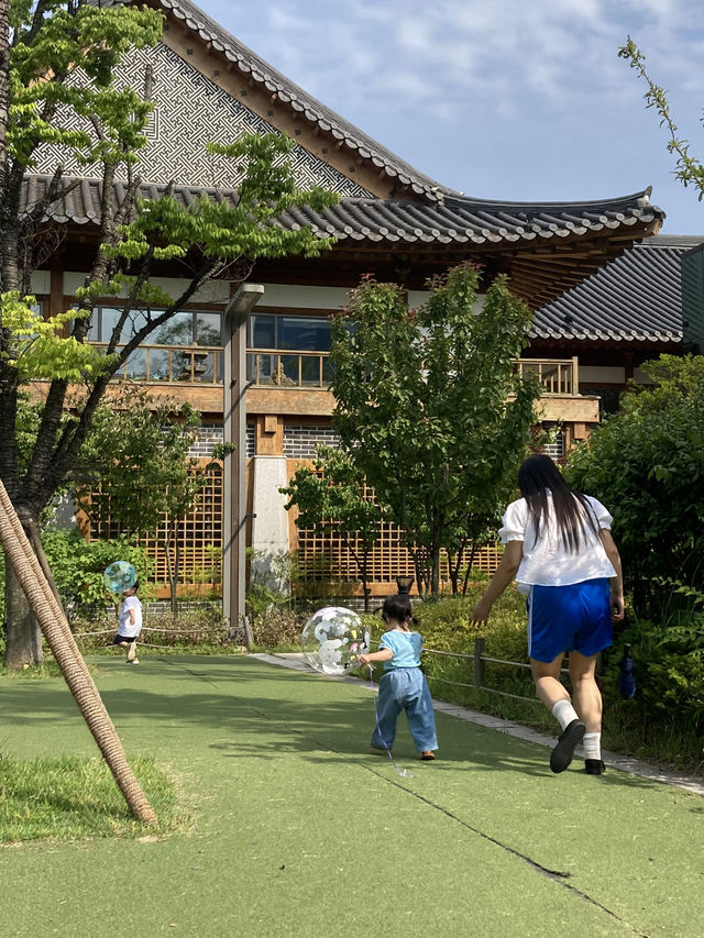 파란하늘, 초록풀, 한옥 멀리 가지마세요, 할리스 인천한옥마을점