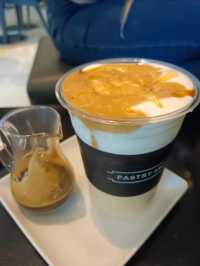 Pastry Architect อยุธยา คาเฟ่มินิมอลกับตึกสีเหลือง