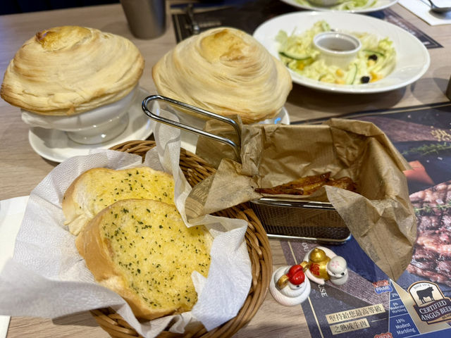 高雄統一時代8樓（瀧厚炙燒熟成牛排）英倫風藍色時尚裝潢設計.值得推薦大家