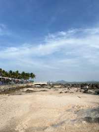 นั่งเล่นกินข้าวริมทะเลหาดบางแสนกับครอบครัว