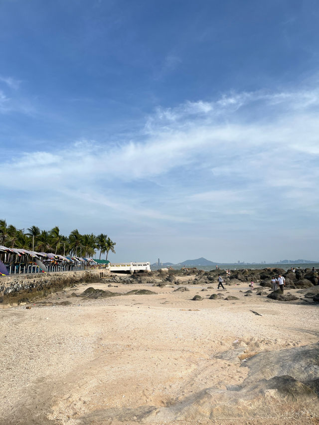 นั่งเล่นกินข้าวริมทะเลหาดบางแสนกับครอบครัว นั่งเล่นกินข้าวริมทะเลหาดบางแสนกับครอบครัว