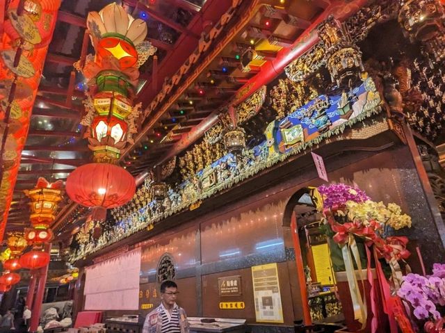 【台北】ライトアップされた煌びやかな寺院を見学！