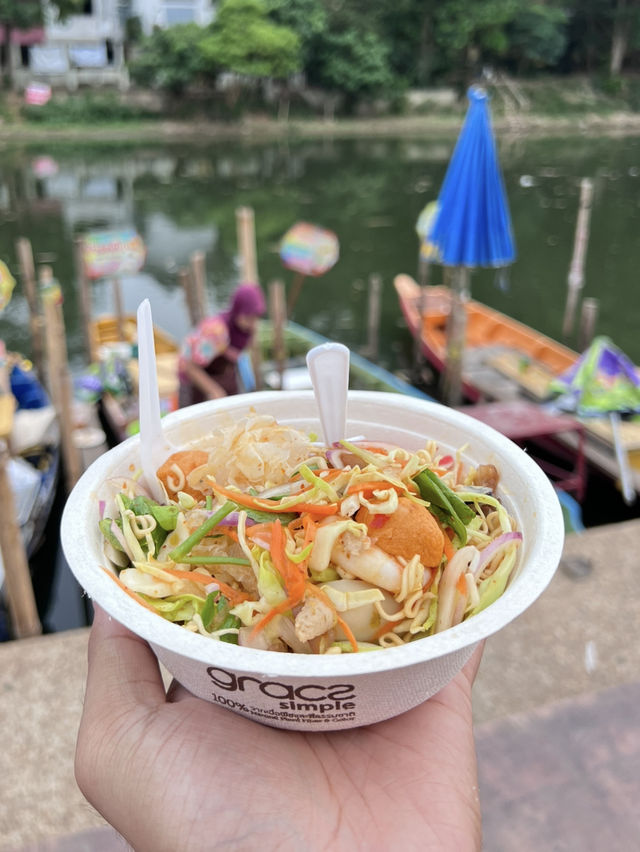 Floating Bites & Local Delights: Khlong Hae Market Uncovered