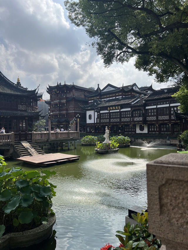 🌿 “도심 속에서 만나는 고요한 고전의 세계 – 상하이 예원 (豫园)”