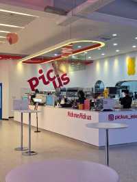 제주 감성 제대로! 원색 인테리어가 매력적인 픽커스 카페