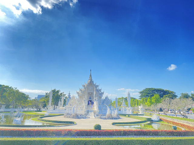 วัดร่องขุ่น (Wat Rong Khun)วัดสีขาวแห่งเดียวของไทย