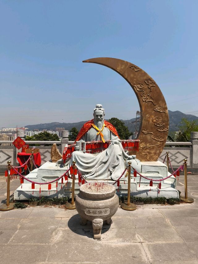 位處半山的百年古代禪院