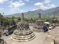 【ボロブドゥール寺院遺跡｜Borobudur Temple】 世界最大級の仏教遺跡、神秘の階段をのぼる旅