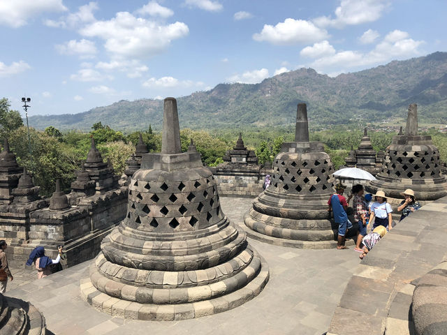 【ボロブドゥール寺院遺跡｜Borobudur Temple】 世界最大級の仏教遺跡、神秘の階段をのぼる旅