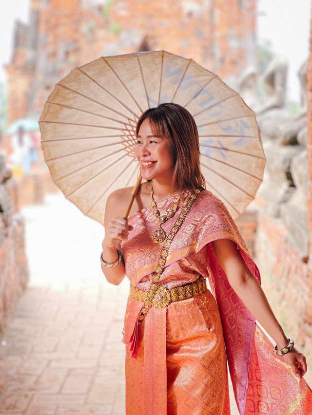 ใส่ชุดไทยเที่ยววัดอยุธยา ได้บุญได้รูปสวย