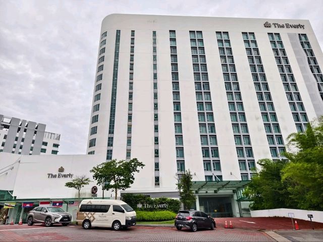 “City Ease by the Lake: The Everly Putrajaya’s Smart Urban Stay”