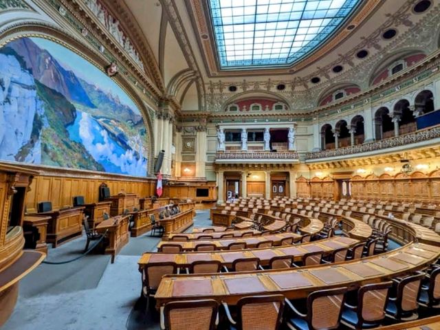 聯邦宮 Bundeshaus，參觀瑞士聯邦政府與議會所在。