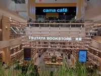 白天可以逛書店買選物，晚上直接走到旁邊公園來場 野餐＋戶外電影！