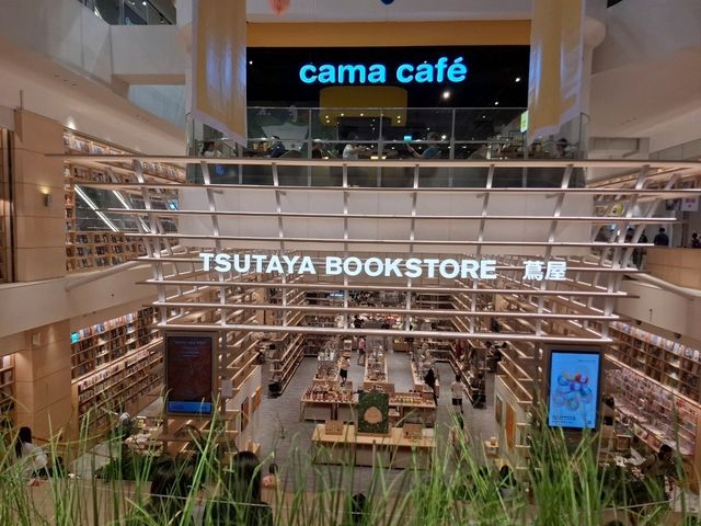白天可以逛書店買選物，晚上直接走到旁邊公園來場 野餐＋戶外電影！