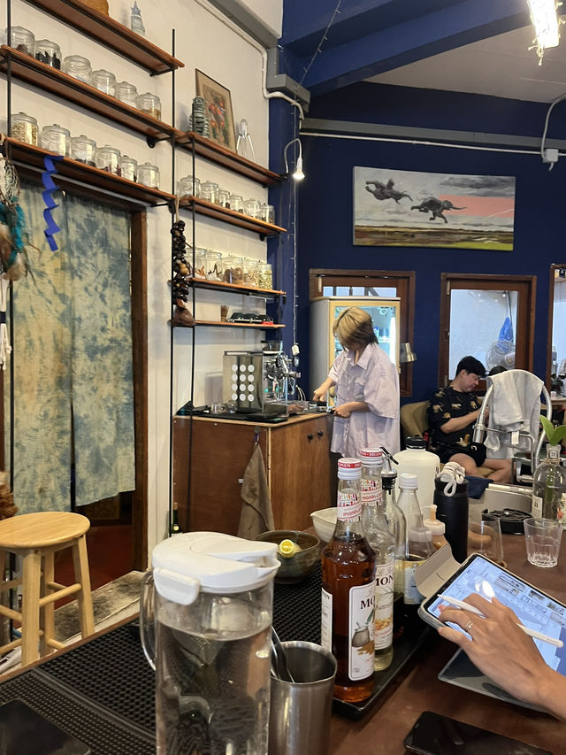  Arai Arai พบปะเพื่อนใหม่ และจิบกาแฟบรรยากาศอบอุ่น