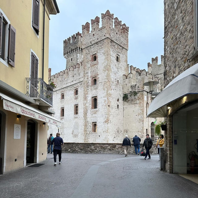 🏰 *"The Scaligero Castle: A Fairytale Fortress on Lake Garda" 🌊⚔️