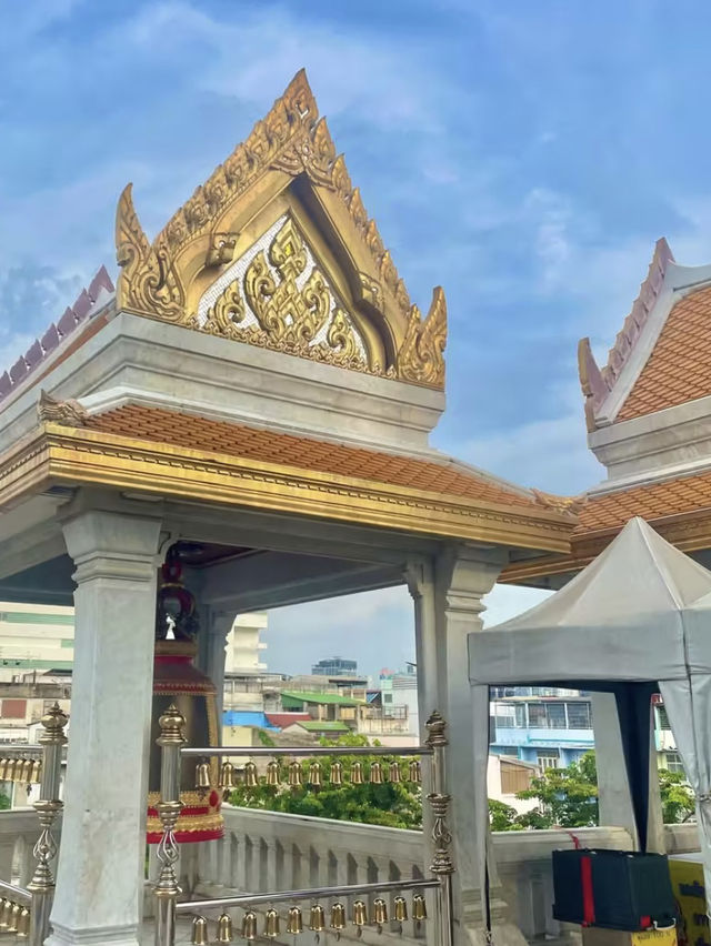 เที่ยวชม วัดไตรมิตรวิทยารามวรวิหาร กรุงเทพ