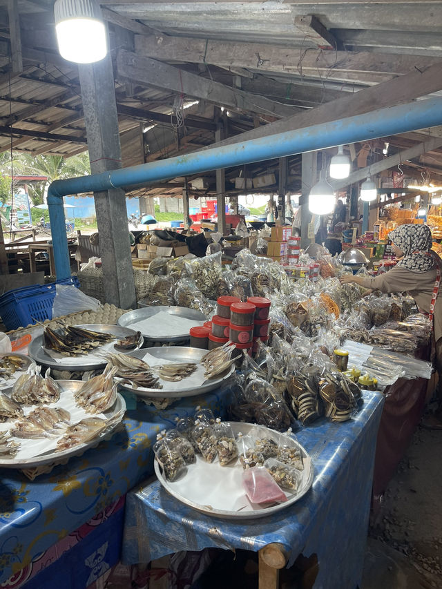 ตลาดหาดสะกอม