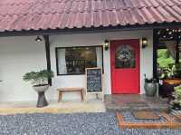 mynt cafe วิวเขาเหมน + ธารน้ำหลายสายไหลผ่าน