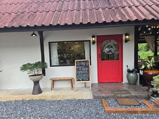 mynt cafe วิวเขาเหมน + ธารน้ำหลายสายไหลผ่าน