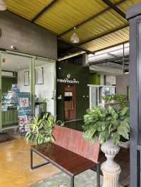 พักใจ เน้นชิลล์ ชิมหวานที่ร้าน ‘บ้านรถเขียว’ 🌿☕