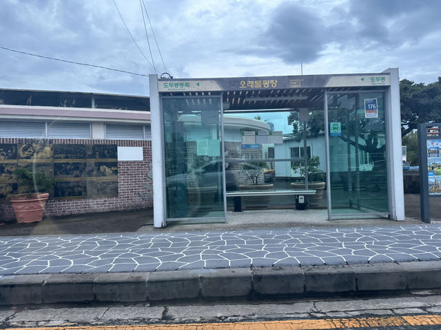 📸少女心爆棚的海岸公路！《彩虹海岸路+紅白馬燈塔》夢幻打卡組合，美到每一步都不想走快！🌈🐎🌊 