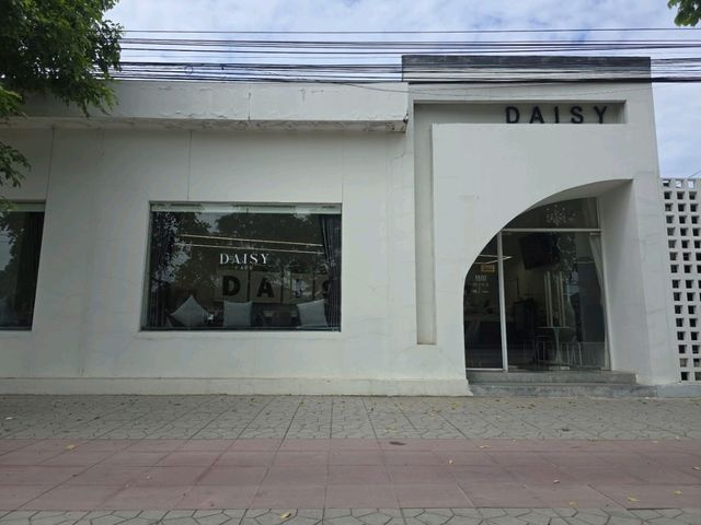 Daisy Cafe ถนนเทพรักษ์ คาเฟ่สไตล์มินิมอล