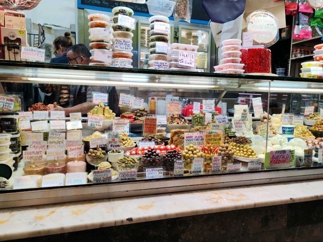 维多利亚女王市场：墨尔本百年历史地标，美食与文化的狂欢地