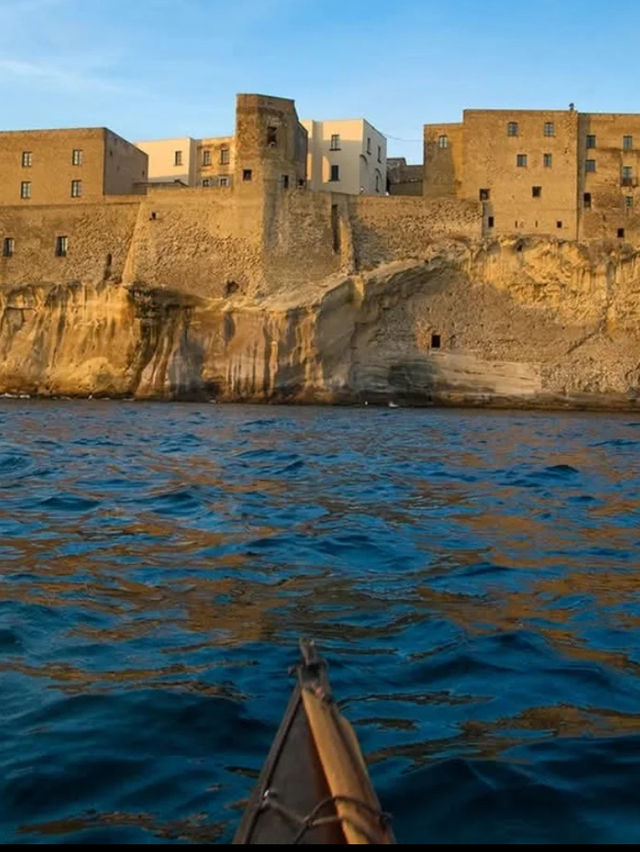 【伝説が眠る海の城】卵城でナポリ湾の風を感じる旅🌅
