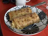 【Rolex（ロレックス）＠Old Taxi Park｜“ウガンダ名物Roll & Eggs！ローカル屋台で味わう国民食