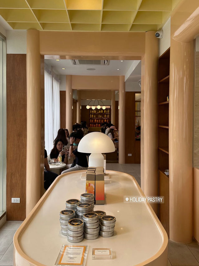 Holiday Pastry ร้านขนมและ All‑Day Café 
