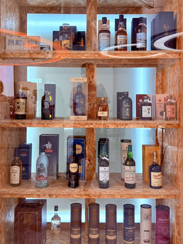 是一間咖啡廳，也是一間酒吧