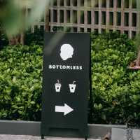☕🌾 Bottomless Cafe – พื้นที่เงียบ ๆ สำหรับวันช้า 