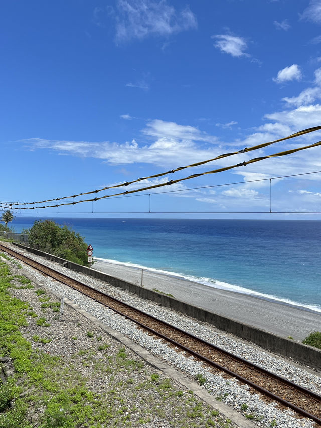 Pacific Blue Meets Iron Rails — Sunset Magic at Duoliang Station! 🌊🚂