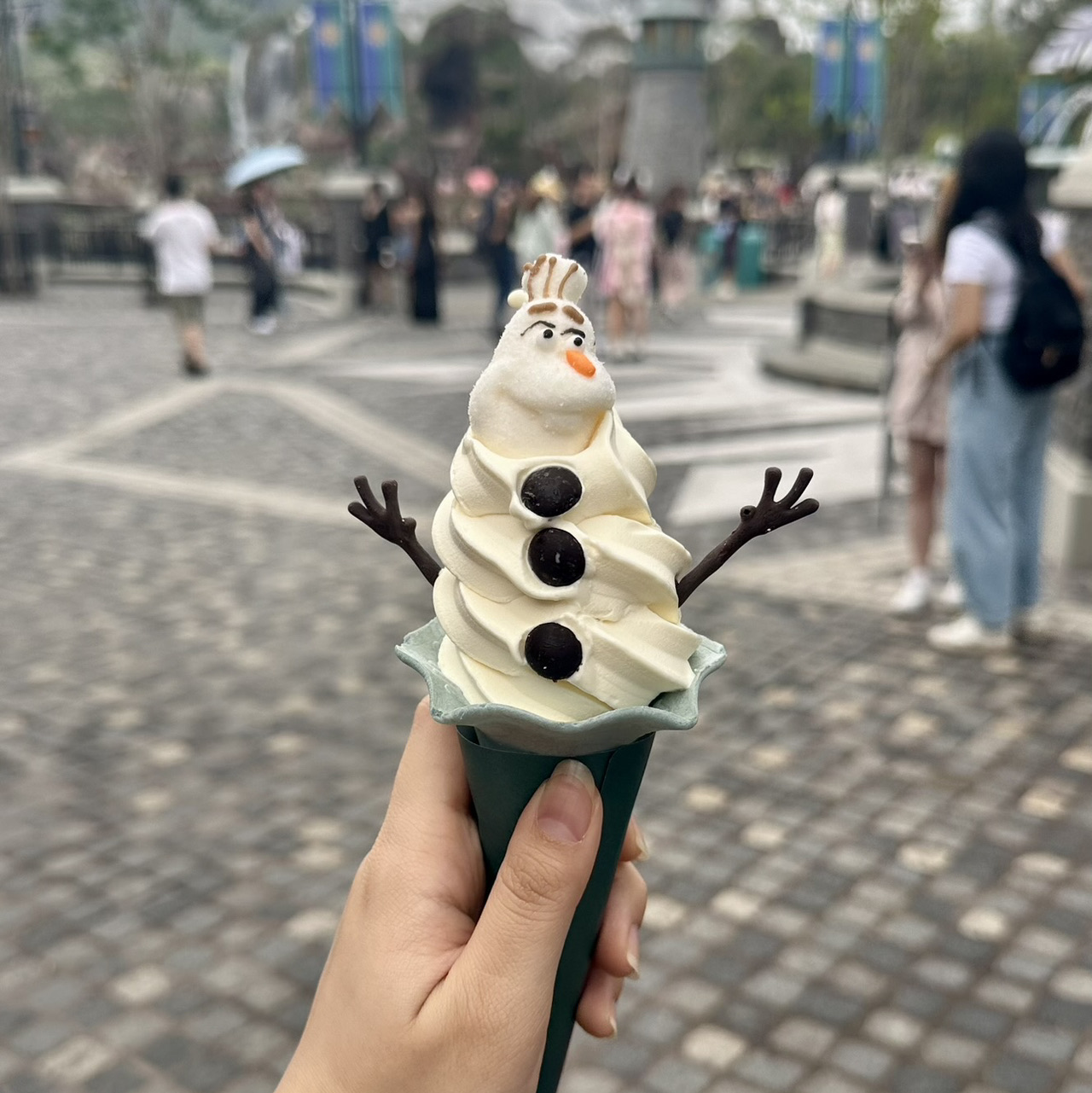 I went to the Frozen area at Hong Kong Disneyland! It felt like I'd stepped into the kingdom of Arendelle, and I was truly moved. The attention to detail in the buildings and streetscape was incredible, and I couldn't stop taking photos! 📸

The most memorable thing was the Olaf ice cream! 🍦
It was a cute snowman-shaped ice cream, and I exclaimed, "So cute!" the moment I saw it. It was refreshing and the perfect treat after a long day of walking.

And I definitely recommend the Frozen interactive show! 🎶 The audience got to sing along and wave their hands, creating a sense of unity that made the entire venue feel like it was immersed in the world of Frozen! Both kids and adults were smiling and having fun, and I couldn't help but get engrossed.

Not only the attractions and shows, but even the food and streetscapes were all unified in the world of Frozen, making this area feel like you've stepped into the movie! ⛄️💙

#SummerThemePark