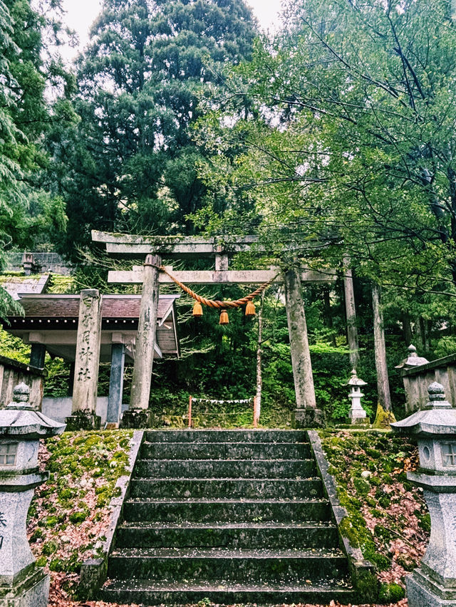 宇奈月神社：靈氣與雨水的聖地 ⛩️🌧️
