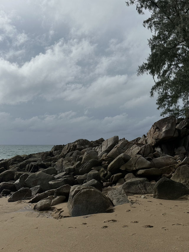 หาดลับๆวิวร้อยล้าน @หาดในทอน ภูเก็ต 🏝️⛰️🫧