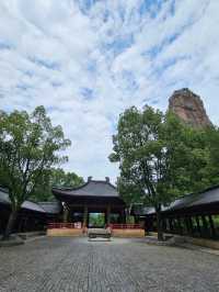 縉云仙都裡高聳云端的鼎湖峰
