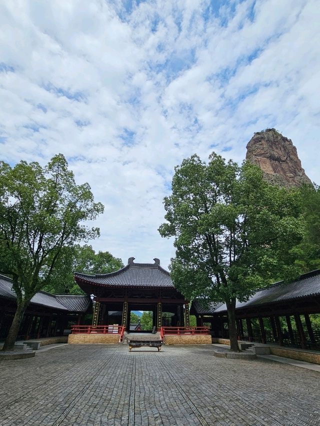 縉云仙都裡高聳云端的鼎湖峰