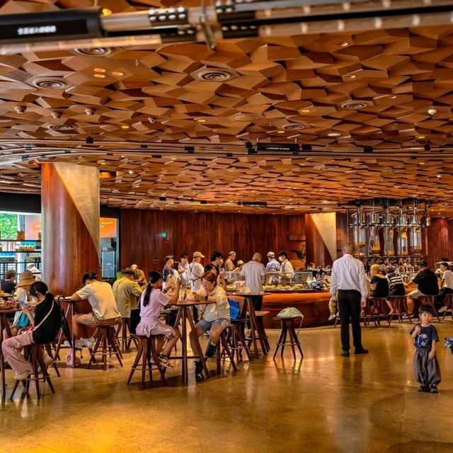 Starbucks ที่ใหญ่ที่สุดในจีน Starbucks ที่ใหญ่ที่สุดในจีน