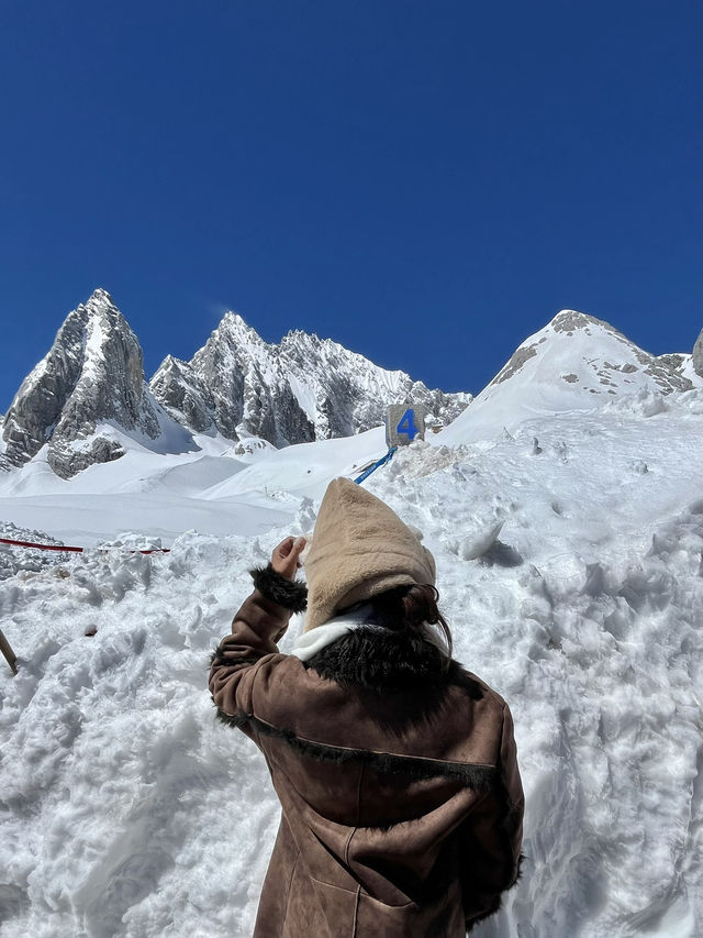 Yulong Snow Mountain : Golden Glow & White Snow