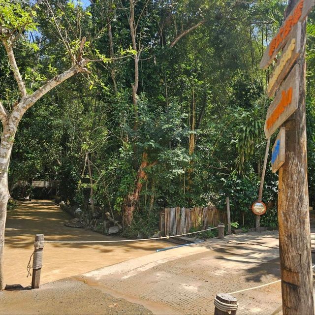 บ้านสวนกาแฟ ร้านอาหาร และกาแฟ ริมลำธาร