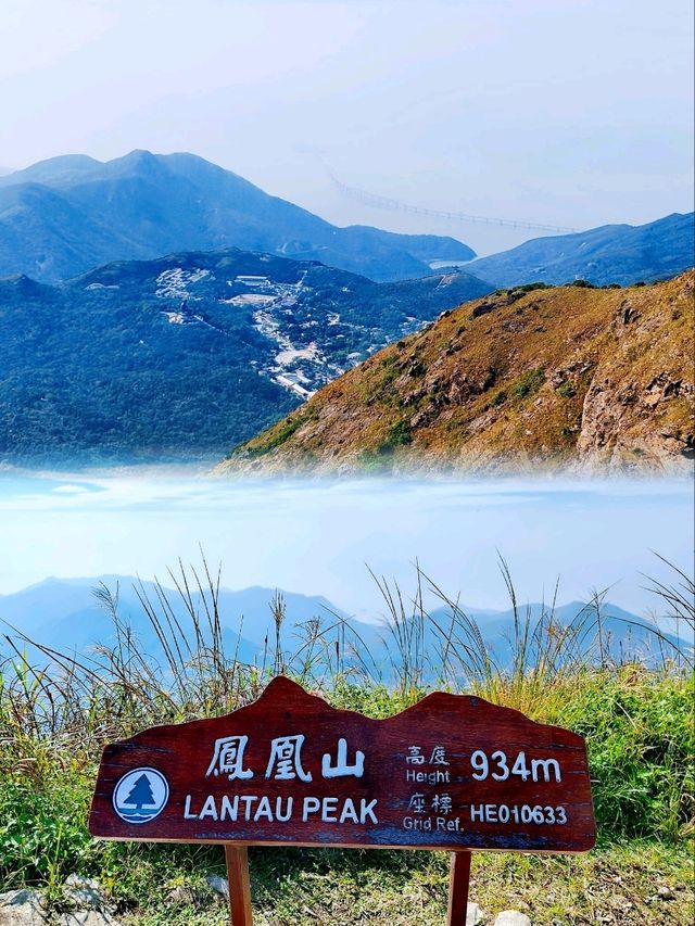 遠眺島嶼夢幻山脈風光