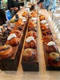 CAFÉ WITH GREAT COFFEE & PASTRIES.