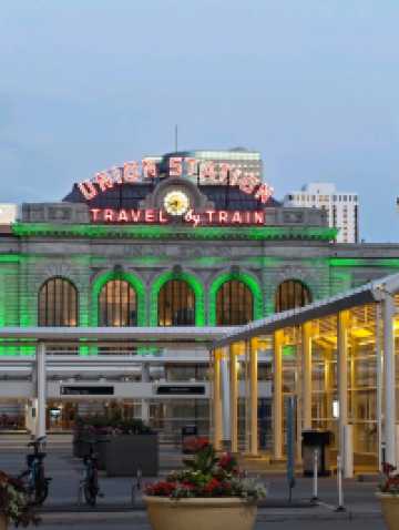 丹佛地標🥏百年聯合車站 · 復古夜色慢遊記🚉✨